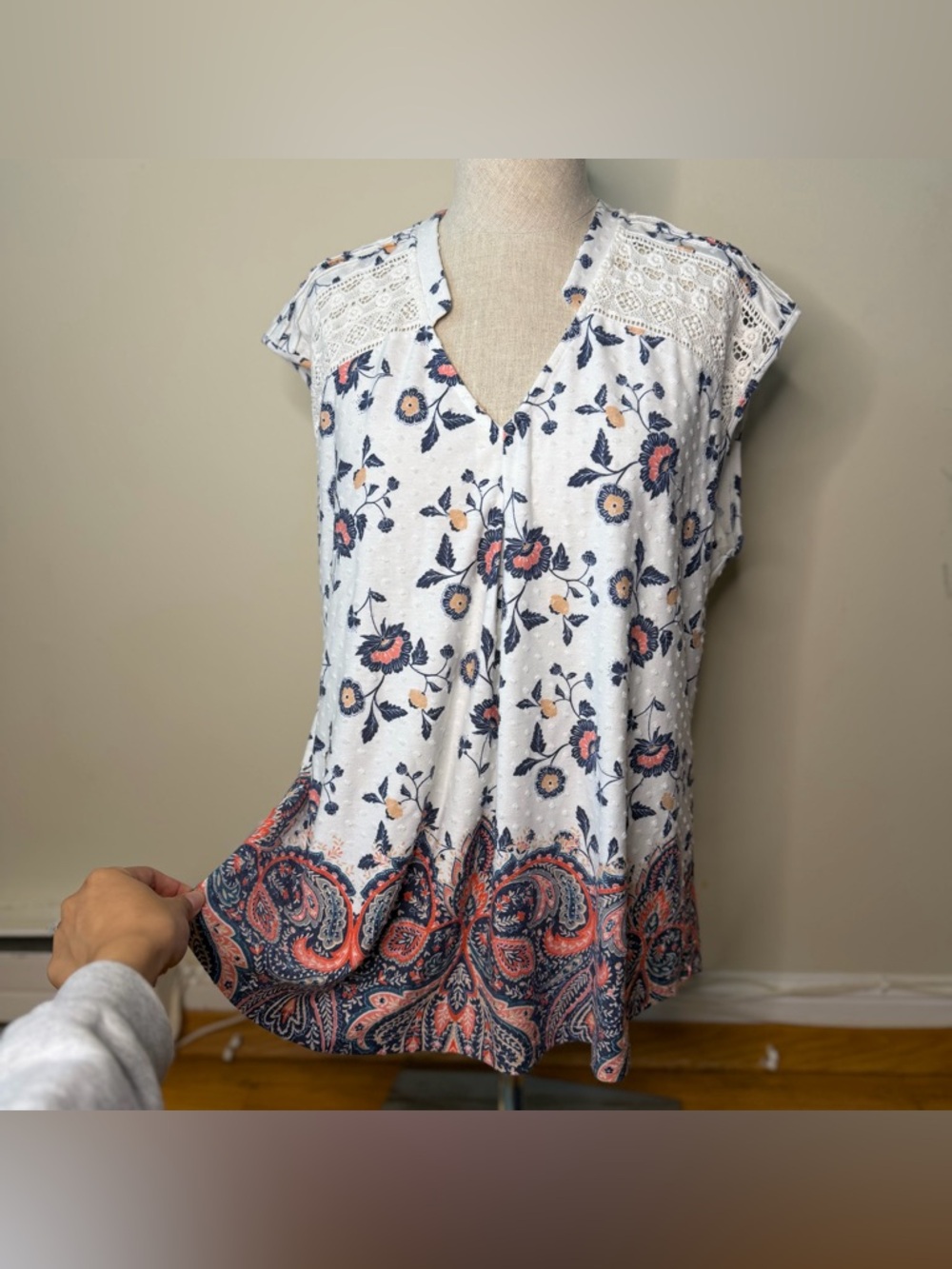 Daniel Rainn Floral V-Neck Crochet Lace Shoulder Paisley Print Blouse L EUC
